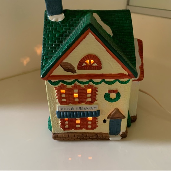 Dickensville Collectables Other - Vintage Dickensville Collectable Lighted House